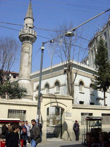 <p><strong>AĞA CAMİİ</strong><br />
Beyoğlu’nda İstiklal Caddesi üstündeki Ağa Cami’sini Şeyhülharem Hüseyin Efendi yaptırmıştı.</p>