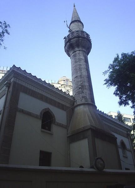 <p>Hüseyin Efendi aynı zamanda ‘Galatasaray Ağası’ydı. Bu nedenle Ağa Cami olarak anılır.</p>