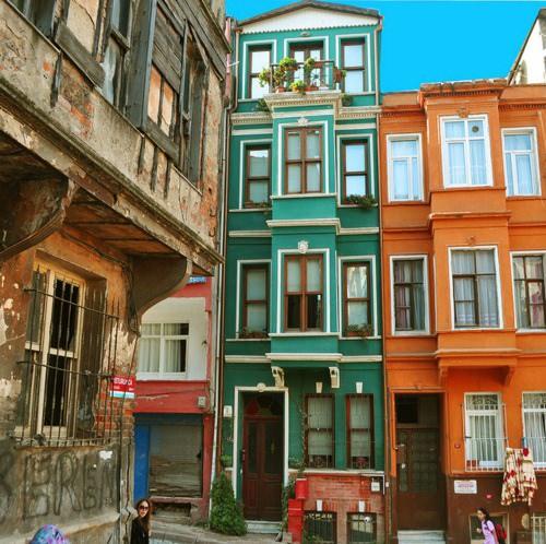 <p>Önce İstanbul’un Haliç kıyısındaki kapılarından birine verilen ad, sonra bütün semtin adı oldu.</p>