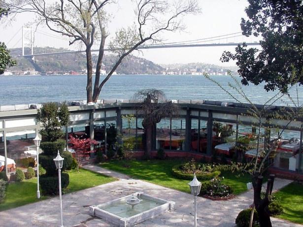 <p><strong>BALTALİMANI</strong><br />
Rumeli Hisarı’nın ötesindeki eski adı ‘Fadalya’ olan ‘Baltalimanı’, adını İstanbul’un fethi sırasında Gelibolu’daki donanmayı hazırlayan ve kuşatma sırasında gemileri bu limana getirmeyi başaran Baltaoğlu Süleyman Bey’den aldı.</p>
