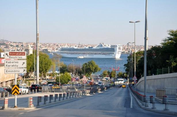 <p><strong>BEŞİKTAŞ</strong><br />
Bu semt ‘Kone Petro’ adıyla anılıyordu. Anlamı ‘Taş Beşik’ idi. Rahip Yaşka, Hz İsa’nın beşiğini Kudüs’ten getirip, burada yaptırdığı kiliseye koymuştur</p>