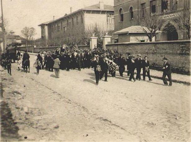 <p><strong>CERRAHPAŞA</strong><br />
Semt, buradaki cami-nin adını taşır. Camiyi 16’ncı yüzyılda, Sadra- zam Cerrah Mehmet Paşa yaptırmıştır.</p>