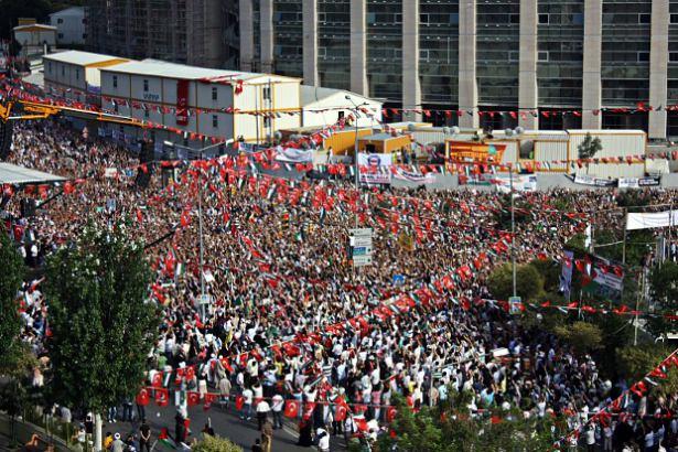 <p>Kasrın bulunduğu alan çağlayanlarla kaplı olduğundan ‘Çağlayan’ diye anılmış, daha sonra semte ismini vermiştir. 1940’ta yıkılan kasrın yerine İstihkam Mektebi yaptırılmıştır.</p>

