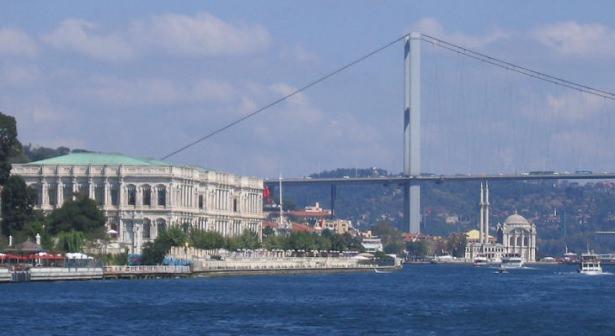 <p><strong>ÇIRAĞAN</strong><br />
Sadrazam Nevşehirli Damat İbrahim Paşa, buraya kurdurduğu köşkte Çırağan Şenlikleri denilen meşale şenliklerini düzenlendiğinden, Farsça ‘ışık’ anlamındaki ‘Çırağan’ ismiyle anıldı.</p>

<ul>
</ul>
