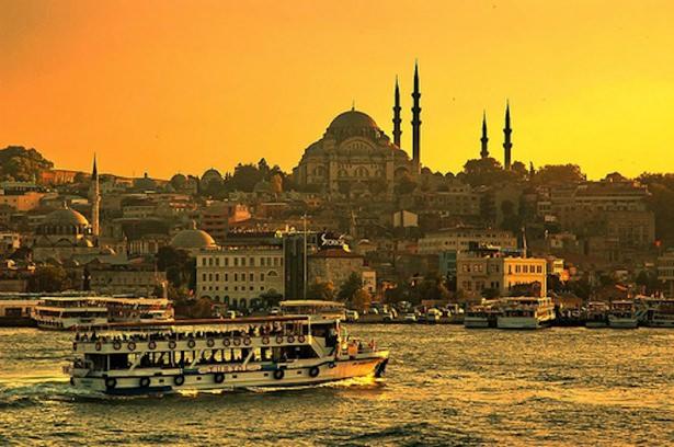 <p><strong>EMİNÖNÜ</strong><br />
Osmanlı döneminde deniz gümrüğü ve gümrük eminliği burada bulunduğu için semt Eminönü diye anılır olmuş.</p>