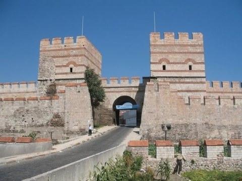 <p>Bizans şehrini çevreleyen surlar 20 kilometre uzunluğundaydı. Düşmana yüzünü dönmüş Yedikule – Topkapı hattındaki Theodosian duvarları 5.5 km çekiyordu. Tüm şehrin en güçlü duvarları bu konumdaydı.</p>
