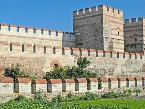 <p>Haliç boyunca daha seyrek nöbetçilerle korunan duvar 7 km idi. Marmara Denizi'nden Yedikule'ye kadar olan Marmara Duvarı ise 7.5 km kadardı. Zamanın diğer şehirlerle kıyaslaması yapıldığında İstanbul'un dünyanın en iyi surlarına sahip olduğunu söylemek gerekir. Duvarların büyük bir kısmı 1440'lı yıllarda onarılmıştı ve kuşatma başladığında oldukça iyi bir durumda bulunuyorlardı.</p>
