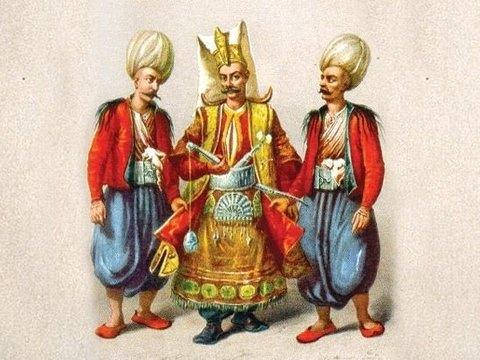 <p>Kapılarındaki askerleri Nicolo Barbaro 160 bin, Kiev Kardinali 200 bin, Midilli Başpiskoposu 300 bin saymıştır. Modern tarih analizlerinde Osmanlıların 50-80 bin arası bir kuşatma ordusu olduğu düşünülüyor. Bunların 10 bini elit yeniçeri olduğundan saldıran Osmanlı ordusu, savunan Bizanslılardan hem sayı hem kalite olarak çok daha ileridedir.</p>
