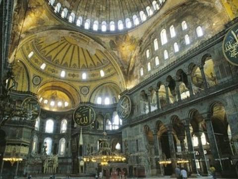 <p>Ayasofya'daki son Hristiyan ayini 28 Mayıs 1453'te imparatorun katılımında yapılmıştır. Belki de Büyük Kopuş'tan (Great Schism) beri ilk kez, Doğu ve Batı Kiliselerine mensup Katolik ve Ortodoks din adamları Ayasofya'da bir ortak ayin düzenlemişlerdir. Ertesi akşam ise ikonaların üzeri battaniyeler ve halılarla örtülmüş ve İstanbul'da fetih namazı kılınmıştır. Sultan Mehmet de böylece Fatihliğe terfi etmiştir.</p>
