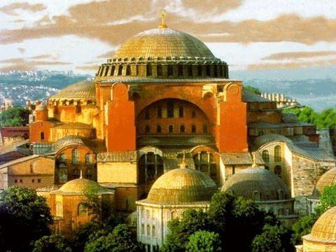 <p>Aradan geçen 561 yılda Ayasofya'nın hala ülkeler arası politikalar ve milletler arası duygularda oynama yapabilmesi de ilginçtir. Yunanlılar Ayasofya'nın kaybını hiçbir zaman kabullenmemişlerdir. 1919'daki Yunan işgalinin önemli motivasyonlarından bir tanesi İstanbul'un ve bu binanın geri alınmasıdır.</p>
