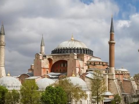 <p>Öte yandan artık müze olmuş Ayasofya'nın tekrar cami olması konusu da Müslüman cemaatinin çok önde gelen isteklerinden bir tanesidir. Bu ülkede dokunulması çok hassas konulardan bir tanesidir.</p>
