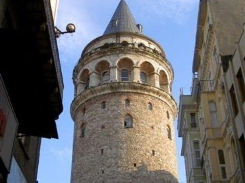 <p>Bugün İstanbul'da birbirinden denizle ayrılmış iki komşu semt gibi de olsalar 1453 yılında Galata ve Konstantinopol iki farklı yerleşim birimiydi. Galata bir Ceneviz, yani İtalyan kolonisiydi. Kendisi de bir anlamda yarımada olduğundan savunulması nispeten kolaydı.</p>
