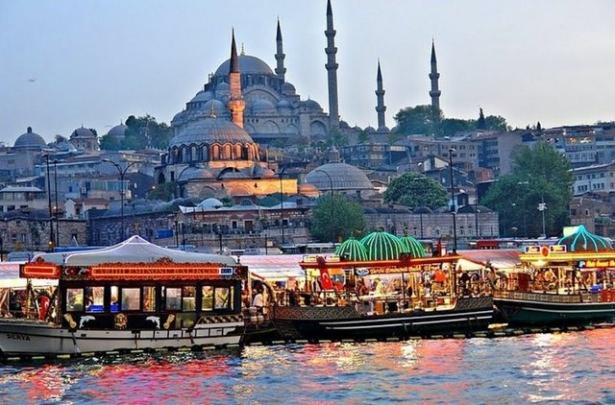 <p>Eminönü'nde balık ekmek yemek.</p>