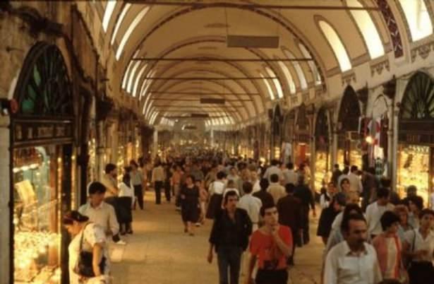 <p>Kapalı Çarşı'da alışveriş yapmak.</p>