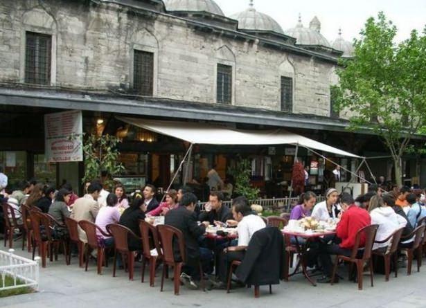<p>Süleymaniye'de kuru fasulye yemek.</p>