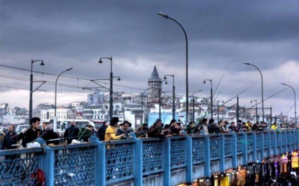 <p>Haliç'te balık tutmak</p>

