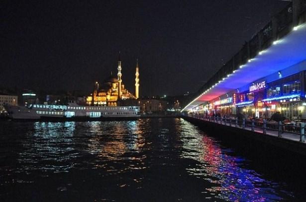 <p>Galata Köprüsü'nde bir gece geçirmek</p>