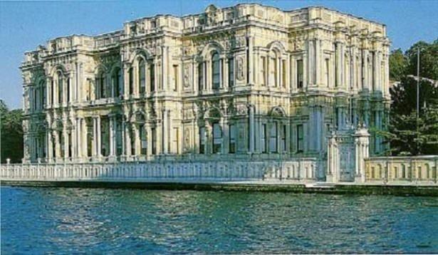 <p> İstanbul'un saraylarını ziyaret etmek</p>