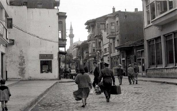 <p>İstanbul tarihçisi ve araştırmacı Süleyman Faruk Göncüoğlu, gül lokumundan tarihi kervansaraylara, tramvaydan bağ evlerine kadar Üsküdar'ın kaybolan tarihi değerlerini anlattı.</p>

<p>"1900'lerde Üsküdar ve Boğaziçi" adlı makalesinde dönemin kaybolan değerlerini araştıran Göncüoğlu, kişisel arşivinde bulunan fotoğrafları Anadolu Ajansı ile paylaştı.</p>
