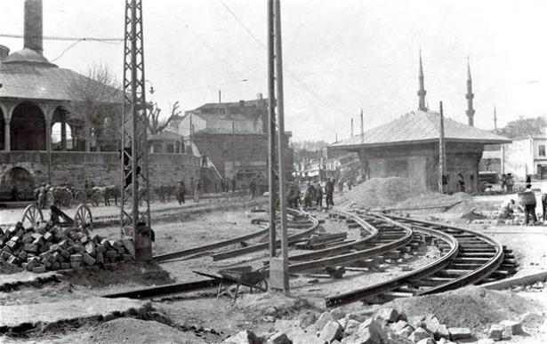 <p>Göncüoğlu'nun kaleme aldığı ve önümüzdeki günlerde de kitap olarak yayımlanacak makale, bir zamanlar İstanbul'un en gözde ticaret ve ulaşım ağı olma özelliğini taşıyan Üsküdar Meydanı'nın yıllar içinde geçirdiği değişimi konu ediniyor.</p>

<p>Süleyman Faruk Göncüoğlu, "Hafızalardan silinmiş değerleri ve Boğaziçi medeniyetini yeniden hatırlamak için bu makaleyi kaleme aldım. Hafızamızı yeniden canlandırmak için 1900 ile 1960 arasında yaşanan değişimi ortaya koymak için fotoğraf arşivimi de kullandım" dedi.</p>
