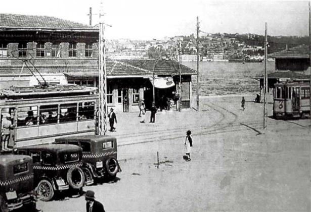 <p>Tarihçi Göncüoğlu, 1877-1878 Osmanlı-Rus Savaşı'nın ardından Bulgaristan'dan İstanbul'a göçen Müslümanların Üsküdar Çavuşbaşı mevkine yerleştirildiğini ve yanlarında getirdikleri fideleri dikerek gül üretimine başladıklarını anlatan Göncüoğlu, şunları kaydetti:</p>
