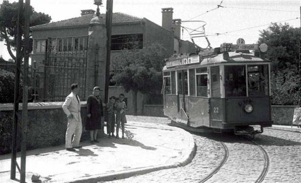 <p>"Göksu Deresi çevresi Sultan Abdülhamit'in emriyle gül yetiştiriciliği merkezi haline getirildi. Ardından Kabe toprağı olarak kabul edilen Üsküdar'da Peygamber Efendimize hürmeten gül lokumu üretimi yapılmıştır ve bu üretim 1940'lara kadar devam etmiştir."</p>
