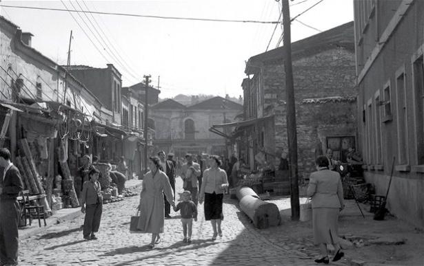 <p>Bugün askeri gazinonun olduğu yerde bir dönem Mahmudiye Camisi'nin bulunduğunu belirten Göncüoğlu, "1935'te çıkarılan kanunla iki cami arasının 500 metre olması kuralı getirilerek, arada kalan camiler yıkılmıştır. Bugün askeri gazino olan yerde bulunan Mahmudiye Camisi de bu kapsamda yıkılmıştır. İhtiyaç nedeniyle askeri gazino yapılmıştır" iddiasında bulundu.</p>
