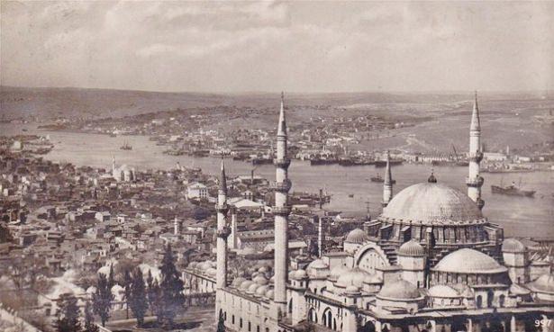 <p>Beyazıt Kulesi'nden Süleymaniye'ye bakış (1950'li yıllar) Okmeydanı ve civarında yapılaşma henüz başlamamış. </p>
