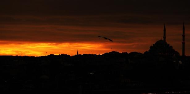 <p>Sabah ve akşam saatlerinde güneşin ters ışığıyla tüm cazibesini farklı bir açıdan sunan İstanbul’un o güzel anlarını Erhan İdiz’in objektifinden sizlerle paylaşıyoruz.</p>
