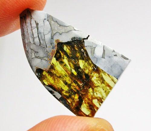 İçinde barındırdığı mineral kristaller ve olivin sayesinde sürekli parlayan göktaşında demir nikel karışımı ve gümüş alaşım bulunuyor.