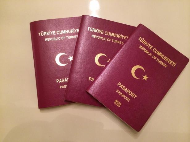 <p>Hayır. 2017 yılı itibarı ile polikarbon yapılı ve biometrik çipli yeni nesil pasaportlara geçiş yapılacak. Dışişleri Bakanlığı yetkilileri polikarbon yapılı biyometrik çipli pasaportla ilgili üretim süreci için 37 milyon euroluk bir bütçe bulunduğunu ve sistemsel çalışmaların biran önce tamamlanarak 2017 başı itibarıyla ilk etapta 4 milyon pasaportun basılacağını açıkladı.</p>
