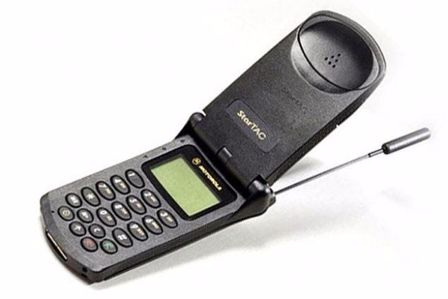 <p><strong>19- Motorola StarTAC </strong><br />
<br />
1996 yılında piyasaya sürülen Motorola StarTAC, yaklaşık 60 milyon sattı. <br />
<br />
500 mAh batarya <br />
<br />
2 MB depolama alanı</p>
