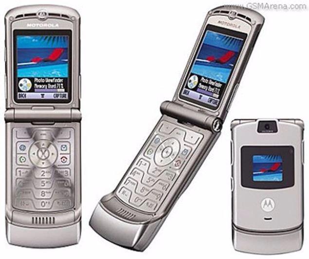 <p>11- Motorola RAZR V3 <br />
<br />
2004 yılında raflardaki yerini alan Motorola RAZR V3 130 milyon adet sattı. <br />
<br />
176 x 220 piksel ekran çözünürlüğü <br />
<br />
7 saat konuşma süresi</p>
