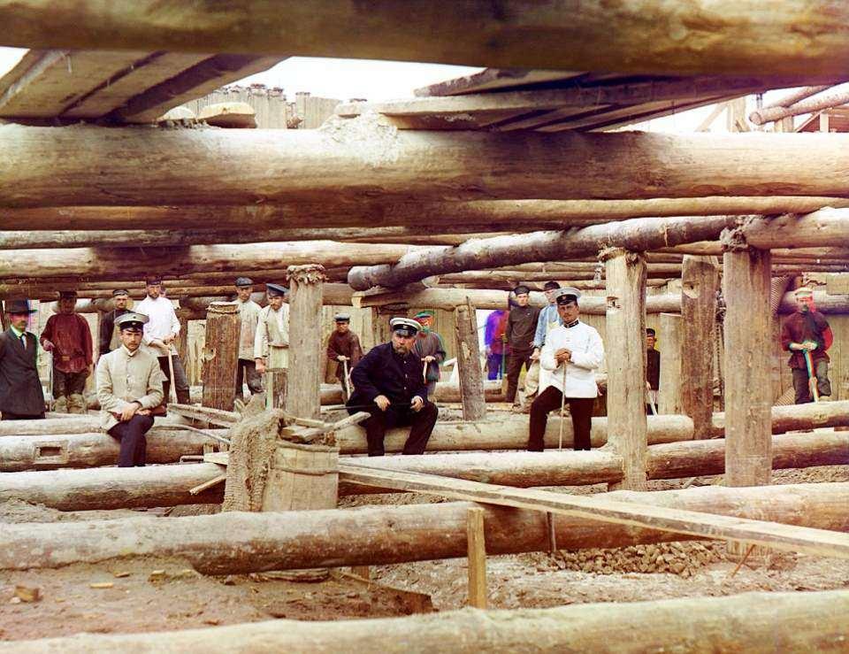 <p>1912’de çekilen fotoğrafta, Beloomut yakınlarındaki Oka Nehri karşısında kurulan baraj için yapılan çalışmalar sırasında amirler ve işçiler poz verdi.</p>
<p> </p>