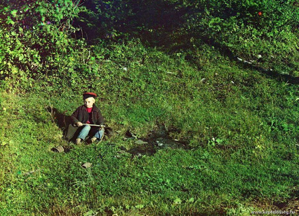 <p>Sim Nehri yakınında çoban bir çocuk.</p>
<p> </p>