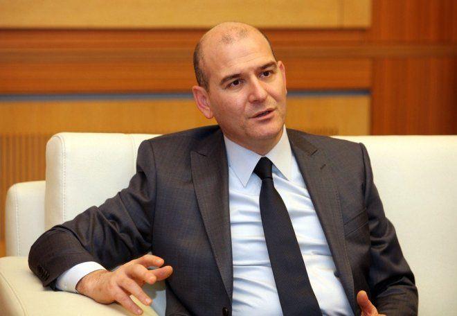 <p><span style="color:#FF8C00"><strong>Çalışma ve Sosyal Güvenlik Bakanı Süleyman Soylu</strong></span><br />
<br />
Süleyman Soylu 1969 tarihinde İstanbul'da dünyaya gelmiştir.Aslen Trabzon Ofudur.İlk ile Ortaöğretimi İstanbul'da bitirmiştir.Liseyi ise Plevne Lisesinde okuduktan sonra İstanbul Üniversitesi İşletme Fakültesine girdi ve başarıyla mezun oldu.Siyasal hayatına 1987 tarihinde Dyp ile başlamıştır.Dyp Gençlik kollarında uzunca süre bulunan Siyasetci 1987-1990 tarihlerinde Dyp İstanbul İl Gençlik Kolllarında Yönetim kurulu üyeliği ile Teşkilat başkanlığı yapmıştır.1995 tarihinde DYP Gaziosmanpaşa üyeliğine seçilmiştir.</p>
<p>17 Temmuz 1995 tarihinde DYP Gaziosmanpaşa Olağan genel kurulu yapıldı ve kendisi aday oldu.Yapılan oylama sonucunda Gaziosmanpaşa İlçe başkanı oldu.Parti tabanının cok yoğun isteiğinle beraber hizmeti daha artarak devam etti.Ardından Doğru Yol Partisinden Gaziosmanpaşa Belediye başkanlığına aday oldu.Yerel Siyasette oldukça başarılı olmasınla beraber 1999 tarihinde yapılmış DYP İstanbul 7. Olağan Kongresinde İstanbul İl başkanı seçildi.<br />
6 Ocak 2008 tarihinde Demokrat partinin 4. Olağanüstü Kongresine katıldı ve Dp Genel başkanı oldu.2009 tarihinde yapılan 5. Olağanüstü Kongreden Ünlü Siyasetçi adaylıktan çekilmiş ve DP Genel başkanı Hüsamettin Cindoruk olmuştur<br />
Siyasetci Evlidir ve 2 çocuğu vardır</p>