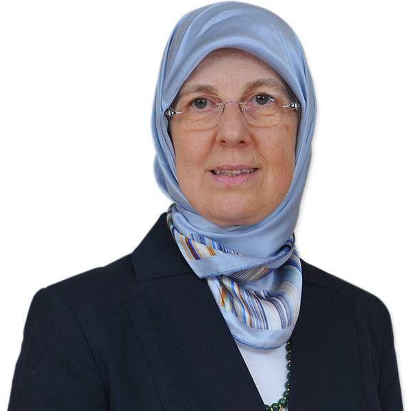 <p><span style="color:#FF8C00"><strong>Aile ve Sosyal Politikalar Bakanı: Sema Ramazanoğlu</strong></span><br />
<br />
1959 yılında Denizli’de doğdu. İlk ve orta öğrenimini Denizli’de bitirdi. 1983 yılında Ankara Üniversitesi Tıp Fakültesi’nden mezun oldu. Çeşitli sağlık kuruluşlarında doktorluk yaptı. İhtisasını İsviçre Bern Üniversitesi Hastanesi’nde gerçekleştirdi. Zeynep Kamil ve Numune Hastanelerinde doktorluk yaptı. 1998 yılında kendi kliniğini açtı. Evli ve iki çocuk annesi. Almanca ve İngilizce bilmektedir.</p>