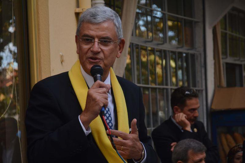 <p><span style="color:#FF8C00"><strong>Avrupa Birliği Bakanı Volkan Bozkır</strong></span></p>
<p>Volkan Bozkır, 1950'de Ankara'da doğdu. Babasının adı Fethi, annesinin adı Sevgi'dir.</p>
<p>Büyükelçi, Diplomat; Ankara Üniversitesi Hukuk Fakültesini bitirdi.<br />
Dışişleri Bakanlığında sırasıyla, Stuttgart Başkonsolosluğu Muavin Konsolosu, Bağdat Büyükelçiliği Başkâtibi, OECD Daimi Temsilciliği Müsteşarı, New York Başkonsolosu, Bükreş Büyükelçisi ve AB nezdinde TC Daimi Temsilcisi görevlerinde bulundu. Başbakanlık Dışişleri Danışmanlığı, Cumhurbaşkanlığı Özel Kalem Müdürlüğü ve Dışişleri Başdanışmanlığı, AB Genel Sekreter Yardımcılığı, Dışişleri Bakanlığı AB'den Sorumlu Müsteşar Yardımcılığı ve AB Genel Sekreterliği görevlerini yürüttü. Romanya Ulusal Liyakat Madalyası ve "Şövalye" düzeyinde "İtalya Liyakat Nişanı" hamilidir.<br />
24. Dönemde TBMM Dışişleri Komisyonu Başkanlığına ve Türkiye-ABD Parlamentolararası Dostluk Grubu Başkanlığı ve Türk-Rus Toplumsal Forumu Eş Başkanlığı görevlerini yürüttü. 62. Hükümette Avrupa Birliği Bakanı ve Başmüzakereci görevini üstlendi.<br />
Çok iyi düzeyde İngilizce ve Fransızca bilen Bozkır, evli ve 2 çocuk babasıdır.</p>