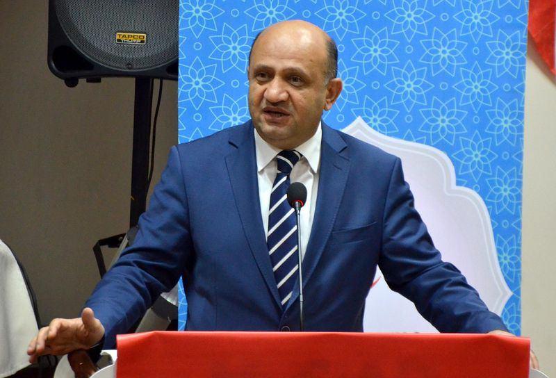 <p><span style="color:#FF8C00"><strong>Bilim, Sanayi ve Teknoloji Bakanı Fikri Işık</strong></span></p>
<p>Fikri Işık, 13 Eylül 1965'te Gümüşhane Babacan köyünde doğdu. Babasının adı Tevfik, annesinin adı Mecbure'dir.</p>
<p>Öğretmen, İş Adamı; Orta Doğu Teknik Üniversitesi Eğitim Fakültesi Matematik Öğretmenliği Bölümünü bitirdi.<br />
İzmit ve İstanbul'da özel okullarda İngilizce ve matematik öğretmenliği yaptı. Gıda sektöründe yönetici olarak çalıştı.<br />
20 Ekim 2001 tarihinde Ak Parti Kocaeli Kurucu İl Yönetim Kurulu Üyesi oldu<br />
22 Haziran 2003 tarihinde Ak Parti Kocaeli İl Başkanı oldu ve bu görevi 4 yıl sürdürdü.<br />
23. ve 24. Dönemlerde Ak Parti'den Kocaeli Milletvekili olarak seçildi.<br />
2007-2013 yılları arasında Ak Parti Genel Merkez Teşkilat Başkanlığında Bölge Koordinatörü ve Teşkilat Başkan Yardımcısı olarak Türkiye'nin değişik bölgelerinde 47 ilin sorumluluğunu yürüttü.<br />
31 Ocak 2013 tarihinde TBMM Milli Eğitim, Kültür, Gençlik ve Spor Komisyonu Başkanlığına seçildi.<br />
ODTÜ Mezunlar Birliği Vakfı, Hereke Eğitim ve Kültür Yardımlaşma Derneği, Kızılay,Yeşilay, Ay Işığı Yetim ve Öksüz Çocuklar Yardımlaşma Derneği ile Kocaeli Gümüşhaneliler Vakfı'nın üyesidir.<br />
İyi düzeyde İngilizce, orta düzeyde Arapça bilen Işık, evli ve 4 çocuk babasıdır.</p>