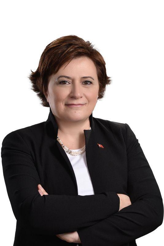 <p><span style="color:#FF8C00"><strong>Çevre ve Şehircilik Bakanı Fatma Güldemet Sarı</strong></span><br />
</p>
<p>1970 Darende doğumlu. İlköğrenimini Adana Atatürk İlkokulu’nda, orta ve lise öğrenimini Tarsus Amerikan Koleji’nde bitirdi.</p>
<p>1993 yılında Mimar Sinan Üniversitesi Mimarlık Fakültesi’nden mezun oldu.</p>
<p>1996 yılında Yıldız Teknik Üniversitesi’nde yüksek lisansını tamamladı.</p>
<p>1996 – 2010 yılları arasında İstanbul, Mersin ve Adana illerinde muhtelif projelerde mimar olarak çalıştı. Nurdağ Kireç Sanayi ve Ticaret Ltd. Şti.’de şirket ortağı. Aynı zamanda Sarılar Mimarlık Ltd. Şti.’de şirket ortağı ve mimari proje sorumlusu olarak çalışmaktadır.</p>
<p>Çok iyi derecede İngilizce bilmekte. Çeşitli vakıf, dernek ve sivil toplum kuruluşlarında üyelikleri bulunmaktadır.</p>
<p>Aktif siyaset hayatına 2008 yılında AK PARTİ Çukurova Kurucu İlçe Başkanı olarak başladı.</p>
<p>2011 yılı genel seçimlerinde Adana 7. Sıra milletvekili adayı oldu.</p>
<p>2012 – 2014 yılları arasında AK PARTİ Adana İl Yönetim Kurulu Üyesi ve Siyasi ve Hukuki İşler Başkanlığı görevinde bulundu. Milletvekili aday adayı olana kadar bu görevine aralıksız devam etti.</p>