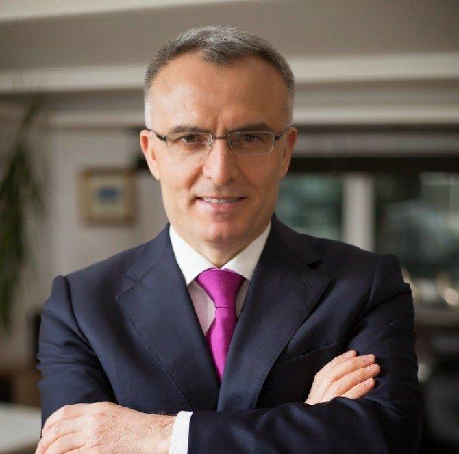 <p><span style="color:#FF8C00"><strong>Maliye Bakanı Naci Ağbal</strong></span><br />
<br />
1989 yılında İstanbul Üniversitesi Siyasal Bilgiler Fakültesi'nden mezun oldu. 1989 yılında Teftiş Kuruluna girmiş, 1993'te Maliye Müfettişi olmuştur. 2003'te Gelirler Genel Müdürlüğü Daire Başkanlığı görevine, 2007 yılında Bütçe ve Mali Kontrol Genel Müdürlüğü'ne atanmıştır. Ayrıca Ekim 2008 yılında Bakanlar Kurulu kontenjanından YÖK Üyeliğine seçilmiştir. 12 Haziran 2009 tarihinde Maliye Bakanlığı Müsteşarlığına atanmıştır. 8 Mart 2008 tarihi itibariyle de Ahmet Yesevi Üniversitesi Mütevelli Heyet üyesidir. Maliye Bakanlığı Müsteşarlığı görevinden ve ayrıca YÖK genel kurulu üyeliğinden 2015 milletvekili seçimleri öncesinde aynı yılın Şubat ayında istifa etti. Adalet ve Kalkınma Partisi'nden Bayburt milletvekili seçilmiştir. 13 Eylül 2015 tarihi itibariyle Adalet ve Kalkınma Partisi'nin Ekonomiden sorumlu Genel Başkan yardımcısıdır.</p>
<p>Evli ve iki çocuk babası olup, İngilizce bilmektedir.</p>