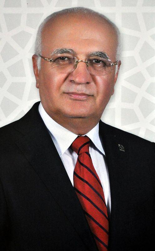 <p><span style="color:#FF8C00"><strong>Ekonomi Bakanı Mustafa Elitaş</strong></span></p>
<p>Mustafa Elitaş, 5 Şubat 1957'de Kayseri'de doğdu. Babasının adı Mustafa, annesinin adı Nuriye'dir.</p>
<p>Ekonomist ve Sanayici; Ankara Üniversitesi Siyasal Bilgiler Fakültesi İktisat ve Maliye Bölümünü bitirdi.<br />
Sanayici olarak iş hayatını yürüttü. Kayseri Organize Sanayi Bölgesi Müteşebbis Heyet Üyesi oldu. Kayseri Sanayici ve İşadamları Derneği (KAYSİAD) Yönetim Kurulu Üyeliği görevini yürüttü. Mülkiyeliler Birliği Kayseri Şubesi Kurucu Üyeliği görevini üstlendi.<br />
22 ve 23. Dönem Kayseri Milletvekili.<br />
İyi düzeyde İngilizce bilen Elitaş, evli ve 4 çocuk babasıdır.</p>