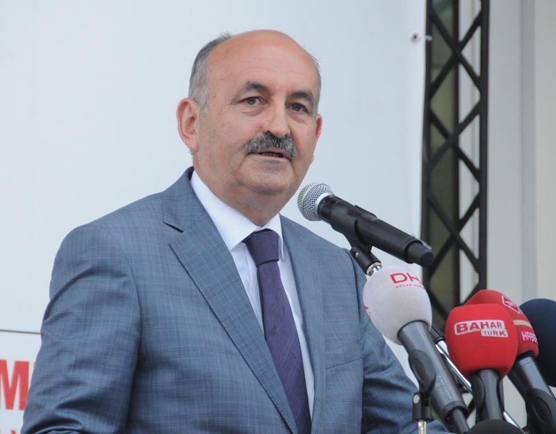 <p><span style="color:#FF8C00"><strong>Sağlık Bakanı Mehmet Müezzioğlu</strong></span></p>

<p>Mehmet Müezzinoğlu, 9 Ocak 1955'te Gümülcine'de doğdu. Babasının adı Ali, annesinin adı Fatma'dır.</p>

<p>Tıp Doktoru; İstanbul Üniversitesi Cerrahpaşa Tıp Fakültesini bitirdi. İstanbul Haseki Eğitim ve Araştırma Hastanesinde iç hastalıkları ihtisası yaptı.<br />
Avcılarda bulunan özel bir hastanenin kurucusudur. Avcılar Yardımlaşma ve Dayanışma Vakfı ve Batı Trakya Eğitim Kültür Vakfı ve Balkan Medeniyeti Derneğinin Kurucu Üyesi, Batı Trakya Türkleri Dayanışma Derneğinin Üyesidir.<br />
23. Dönemde İstanbul Milletvekili seçildi.<br />
Orta düzeyde Yunanca, İngilizce ve Arapça bilen Müezzinoğlu, evli ve 2 çocuk babasıdır.</p>

<p><br />
 </p>
