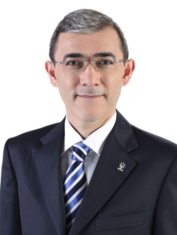 <p>26-Mehmet Doğan Kubat&nbsp;</p>

<p>21 Kasım 1969'da Ankara'da doğdu. Avukat; Marmara &Uuml;niversitesi Hukuk Fak&uuml;ltesi'ni bitirdi. Y&uuml;ksek lisansını İstanbul &Uuml;niversitesi Sosyal Bilimler Enstit&uuml;s&uuml;'nde yaptı.</p>

<p>2001-2002 ve 2006-2007 AK Parti İstanbul Se&ccedil;im İşleri Başkanı, 2003-2014 AK Parti Genel Merkez Se&ccedil;im Koordinasyon Merkezi Başkan Yardımcılığı yaptı. 24. D&ouml;nem İstanbul Milletvekili ve AK Parti Grup Y&ouml;netim Kurulu &Uuml;yesi olan Mehmet Doğan KUBAT evli ve iki &ccedil;ocuk babasıdır.</p>
