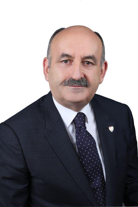 <p>28-Mehmet M&uuml;ezzinoğlu</p>

<p>9 Ocak 1955'te G&uuml;m&uuml;lcine'de doğdu. Babasının adı Ali, annesinin adı Fatma'dır.</p>

<p>Tıp Doktoru; İstanbul &Uuml;niversitesi Cerrahpaşa Tıp Fak&uuml;ltesini bitirdi. İstanbul Haseki Eğitim ve Araştırma Hastanesinde i&ccedil; hastalıkları ihtisası yaptı.</p>

<p>Avcılarda bulunan &ouml;zel bir hastanenin kurucusudur. Sinan ve Selimiye Camii Vakfı Y&ouml;netim Kurulu Başkanlığı &nbsp;,&nbsp;Batı Trakya T&uuml;rkleri Dayanışma Derneği &Uuml;yeliği,&nbsp;Balkan Medeniyeti Derneğinin Kurucu &Uuml;yeliği,&nbsp;Avcılar Yardımlaşma ve Dayanışma Vakfı &Uuml;yeliği, &nbsp;Batı Trakya Eğitim K&uuml;lt&uuml;r Vakfı &Uuml;yeliği bulunmaktadır.</p>

<p>23 D&ouml;nem İstanbul Milletvekili, 24.D&ouml;nem Edirne Milletvekili se&ccedil;ildi.</p>

<p>Orta d&uuml;zeyde Yunanca, İngilizce ve Arap&ccedil;a bilen M&uuml;ezzinoğlu, evli ve 2 &ccedil;ocuk babasıdır.</p>
