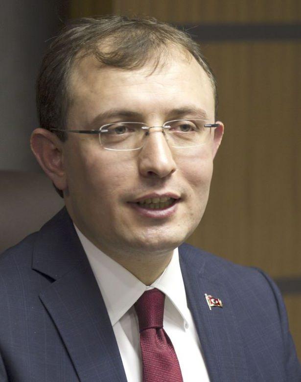 <p>29-Mehmet Muş<br />
<br />
01.05.1982'de Trabzon S&uuml;rmene&rsquo;de doğdu. Doğu Akdeniz &Uuml;niversitesi İşletme ve Ekonomi Fak&uuml;ltesi İşletme B&ouml;l&uuml;m&uuml;n&uuml; bitirdi.&nbsp; Washington State University School of Economic Sciences'de Ekonomi alanında y&uuml;ksek lisans yaptı. &Ouml;zel sekt&ouml;rde B&uuml;t&ccedil;e Planlama ve Raporlama Uzmanı olarak &ccedil;alıştı. Marmara &Uuml;niversitesi İktisat Tarihi Anabilim Dalında Ekonomi Doktorasını tamamladı.&nbsp; Ak Parti 24.D&ouml;nem İstanbul Milletvekili olarak TBMM Dışişleri Komisyonu &Uuml;yeliği, Plan ve B&uuml;t&ccedil;e Komisyon &Uuml;yeliği, NATO Parlamenter Asamblesi (NATOPA) T&uuml;rk Grubu &Uuml;yeliği ve Ak Parti Halkla İlişkiler Başkan Yardımcılığı g&ouml;revini yaptı. Şu anda Ak Parti Genel Başkan Yardımcısı Ekonomi İşleri Başkanı g&ouml;revini y&uuml;r&uuml;tmektedir. &Ccedil;ok iyi d&uuml;zeyde İngilizce bilen MUŞ, evli ve 1 kız &ccedil;ocuğu babasıdır.</p>
