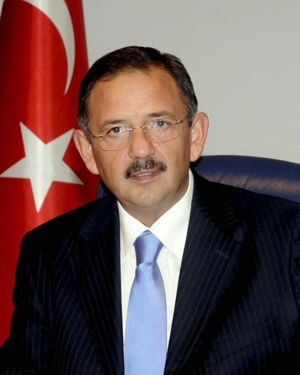 <p>30-Mehmet &Ouml;zhaseki</p>

<p>1957 yılında Kayseri&rsquo;de doğdu. İlk ve orta &ouml;ğrenimini Kayseri&rsquo;de tamamladı. Daha sonra Hacettepe &Uuml;niversitesi M&uuml;hendislik Fak&uuml;ltesi Elektronik M&uuml;hendisliği B&ouml;l&uuml;m&uuml;&rsquo;n&uuml; kazandı. O g&uuml;nk&uuml; siyasi şartlar ve &ouml;ğrenci olayları sebebiyle buradaki eğitimini yarıda bırakmak zorunda kaldı ve ardından İstanbul &Uuml;niversitesi Hukuk Fak&uuml;ltesi&rsquo;ne girdi. Buradan mezun olduktan sonra, Avukatlık stajını Kayseri Adliyesi&rsquo;nde yaptı. Avukatlık yapmadı. Tekstil &uuml;zerine iş yapan aile şirketinin başına ge&ccedil;ti. 1994'e kadar Tekstil Ticareti ile iştigal etti.</p>

<p>1980 sonrasında 10 yıl kadar sosyal ama&ccedil;lı vakıf ve derneklerin kuruluşunda g&ouml;rev aldı. Kayseri&rsquo;de ilk aşevi faaliyeti, &ouml;ğrencilere karşılıksız burslar ve kış aylarında yakacak fonu gibi faaliyetlerin i&ccedil;inde bulundu.</p>

<p>27 Mart 1994 mahalli se&ccedil;imlerinde Melikgazi Belediye Başkanlığı&rsquo;nı kazandı. 23 Haziran 1998 tarihinde B&uuml;y&uuml;kşehir Belediye Meclisi&rsquo;nde yapılan se&ccedil;imle B&uuml;y&uuml;kşehir Belediye Başkanlığı&rsquo;na getirildi. 18 Nisan 1999 yerel se&ccedil;imlerinde yeniden Kayseri B&uuml;y&uuml;kşehir Belediye Başkanı oldu.<br />
28 Mart 2004 yerel se&ccedil;imlerinde p.2 gibi rekor bir oyla 3. kez B&uuml;y&uuml;kşehir Belediye Başkanlığı&rsquo;na se&ccedil;ilen Mehmet &Ouml;zhaseki, geliştirdiği Kayseri Modeli Belediyecilik ile T&uuml;rkiye&rsquo;ye &ouml;rnek oldu.</p>

<p>29 Mart 2009 yerel se&ccedil;imlerinde ve 30 Mart 2014 se&ccedil;imlerinde aday olup `&rsquo;larda oy alarak 5. kez B&uuml;y&uuml;kşehir Belediye Başkanlığı'na se&ccedil;ildi. Başkan &Ouml;zhaseki 5. kez &uuml;st &uuml;ste B&uuml;y&uuml;kşehir Belediye Başkanı se&ccedil;ilerek Kayseri tarihinde bir ilke de imza atmış oldu.</p>

<p>B&uuml;y&uuml;kşehir, il, il&ccedil;e ve belde belediyelerinden 350'nin &uuml;zerinde &uuml;yesi olan Tarihi Kentler Birliği'nin 2004-2011 yılları arasında 7 yıl başkanlığını yapan Mehmet &Ouml;zhaseki, TKB'nin yurti&ccedil;inde ve yurtdışında kurumsal kimlik kazanmasında ve yurt &ccedil;apında bir&ccedil;ok tarihi eserin ayağa kaldırılmasında b&uuml;y&uuml;k rol oynadı.</p>

<p>&Ouml;zhaseki, Ak partiden milletvekilliği adaylığı i&ccedil;in 10 Şubat 2015 tarihinde b&uuml;y&uuml;kşehir belediye başkanlığından istifa etti.</p>

<p>Evli ve 4 &ccedil;ocuk babası olan Başkan &Ouml;zhaseki, İngilizce ve Arap&ccedil;a biliyor.</p>

<p>&nbsp;</p>
