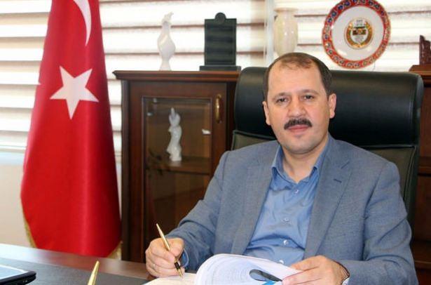 <p>31-Metin Doğan&nbsp;</p>

<p>1972 yılında Kahramanmaraş&rsquo;ta doğdu. İlk&ouml;ğrenimi Kahramanmaraş&rsquo;ta tamamladıktan sonra 1991 yılında Adana End&uuml;stri Meslek Lisesi Elektronik B&ouml;l&uuml;m&uuml;nden mezun oldu.&nbsp;</p>

<p>İstanbul &Uuml;niversitesi Hukuk Fak&uuml;ltesinden 1997 yılında mezun olduktan sonra stajını tamamlayarak Kahramanmaraş da serbest avukatlığa başladı.</p>

<p>1999-2000 yıllarında Fazilet Partisi İl Y&ouml;netim Kurulu &uuml;yeliği, 2001- 2005 yılları arasında Ak Parti Kahramanmaraş Merkez İl&ccedil;e Başkan Yardımcılığı g&ouml;revlerinde bulundu. Kahramanmaraş Barosunda 2006-2008 yılları arasında Denetim Kurulu &Uuml;yeliği, 2008-2010 yılları arasında ise Y&ouml;netim Kurulu &Uuml;yeliği yaptı.&nbsp;</p>

<p>Av. İsmail KAHVECİ&rsquo;nin milletvekili adaylığı i&ccedil;in istifa etmesi &uuml;zerine 02 Nisan 2011 tarihinde yapılan se&ccedil;imlerde Kahramanmaraş Barosu Başkanlığına se&ccedil;ildi. Evli ve &uuml;&ccedil; kız &ccedil;ocuğu babasıdır.</p>
