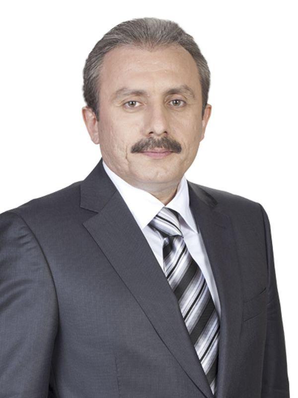 <p>34-Mustafa Şentop<br />
<br />
Mustafa Şentop, 6 Ağustos 1968'de Tekirdağ'da doğdu. Babasının adı Ahmet, annesinin adı Nazire'dir.<br />
Hukuk&ccedil;u, &Ouml;ğretim &Uuml;yesi Prof. Dr., Avukat; İstanbul &Uuml;niversitesi Hukuk Fak&uuml;ltesini bitirdi. Y&uuml;ksek lisans ve doktorasını Marmara &Uuml;niversitesinde Kamu Hukuku alanında yaptı.<br />
Marmara &Uuml;niversitesi Hukuk Fak&uuml;ltesinde 1993'te araştırma g&ouml;revlisi olarak &ccedil;alışmaya başladı. 2002'de doktor, 2005'te do&ccedil;ent, 2011'de profes&ouml;r oldu. Marmara &Uuml;niversitesi dışında, Fatih, Maltepe, Işık, Doğuş ve İstanbul Ticaret &Uuml;niversitelerinde lisans ve lisans&uuml;st&uuml; seviyesinde dersler verdi. Marmara &Uuml;niversitesinde &ccedil;eşitli idari g&ouml;revler yaptı; Dekan Yardımcılığı, Fak&uuml;lte Kurulu ve Fak&uuml;lte Y&ouml;netim Kurulu &Uuml;yeliği g&ouml;revlerinde bulundu. &Ouml;ğrencilik yıllarından itibaren &ccedil;eşitli dergilerde yazdı, y&ouml;netici ve edit&ouml;r oldu. &Ccedil;eşitli akademik dergilerde yayın kurulu &uuml;yesi ve edit&ouml;r olarak g&ouml;rev aldı, hakemlik yaptı. Ekonomik ve Sosyal Araştırmalar Merkezinin (ESAM) İstanbul Başkanlığı g&ouml;revini y&uuml;r&uuml;tt&uuml;.<br />
İyi d&uuml;zeyde İngilizce ve Arap&ccedil;a bilen Şentop, evli ve 4 &ccedil;ocuk babasıdır.</p>
