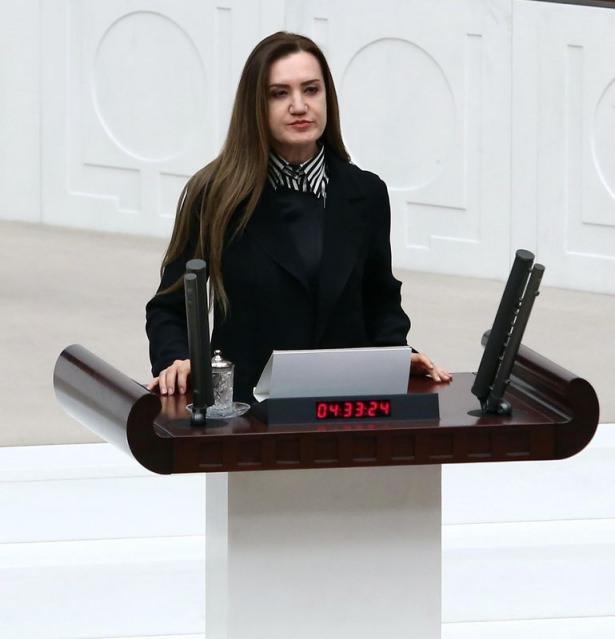 <p>38-N&uuml;khet Hotar</p>

<p>ğretim &Uuml;yesi; Dokuz Eyl&uuml;l &Uuml;niversitesi İktisadi ve İdari Bilimler Fak&uuml;ltesi'ni bitirdi. Y&uuml;ksek lisans ve doktorasını Dokuz Eyl&uuml;l &Uuml;niversitesi Sosyal Bilimler Enstit&uuml;s&uuml; &Ccedil;alışma Ekonomisi B&ouml;l&uuml;m&uuml;'nde tamamladı.</p>

<p>Dokuz Eyl&uuml;l &Uuml;niversitesi İktisadi ve İdari Bilimler Fak&uuml;ltesi'nde &Ouml;ğretim &Uuml;yesi olarak g&ouml;rev yaptı. 1990'da do&ccedil;ent, 1998'de profes&ouml;r oldu. Dokuz Eyl&uuml;l &Uuml;niversitesi İktisat Fak&uuml;ltesi &Ccedil;alışma Ekonomisi Anabilim Dalı Başkanlığı g&ouml;revini y&uuml;r&uuml;tt&uuml;. T&uuml;rkiye-AB İlişkileri Derneği Y&ouml;netim Kurulu &Uuml;yesi, Sivil D&uuml;ş&uuml;nce ve Demokrasi Hareketi Derneği Başkan Yardımcısı, Yerel G&uuml;ndem 21 Danışma Kurulu &Uuml;yesi ve Resmi Arabulucu oldu. Ulusal ve uluslararası alanda &ccedil;ok sayıda makalesi yayınlandı. 22.ve 23. D&ouml;nem İzmir Milletvekilliği g&ouml;revinde bulundu.</p>

<p>&nbsp;</p>
